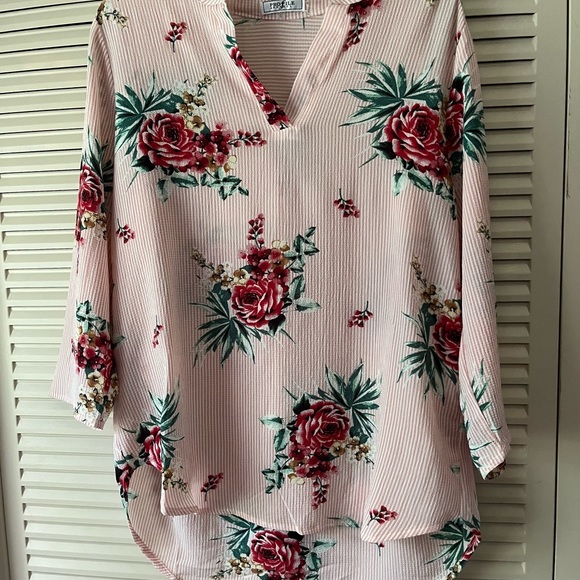 Profile Apparel NWOT Ladies Size Large Floral 3/4 Sleeve V-Neck Hi-Lo Top. - Picture 5 of 12